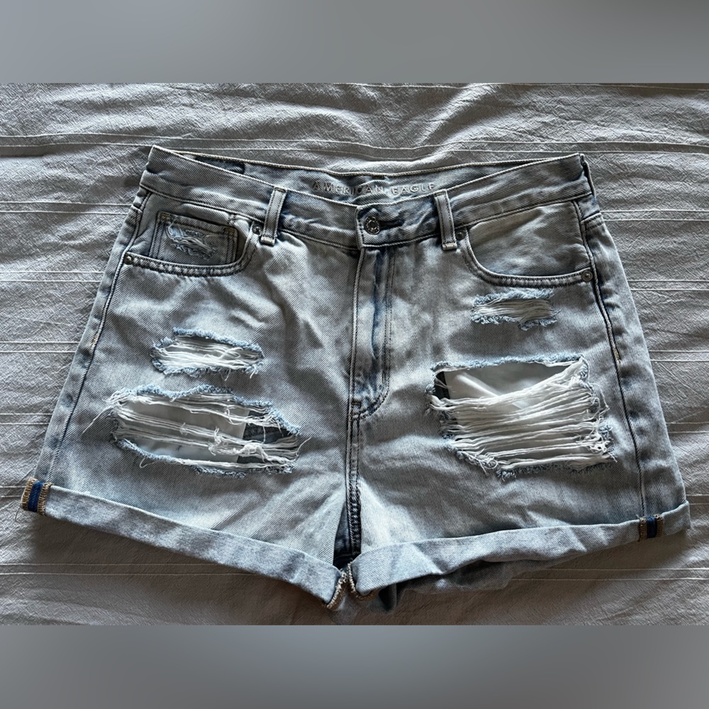 NWOT American Eagle light wash denim mom shorts